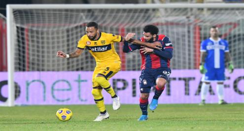 كروتوني يعبر بارما ويبتعد عن قاع الدوري الإيطالي